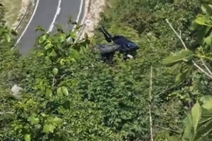 DETALJI TEŠKE SAOBRAĆAJKE KOD MOSTARA Pasat završio u provaliji, četiri osobe povrijeđene