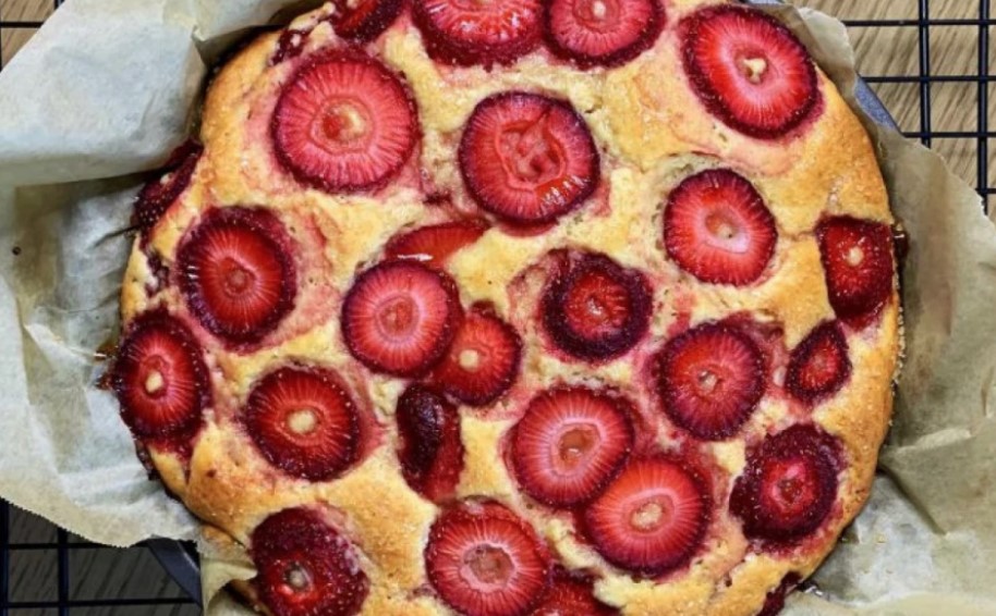 TAJNI SASTOJAK ZA KOJEG SU ZNALE NAŠE BAKE Starinska torta sa jagodama postala viralni gastro hit (VIDEO)