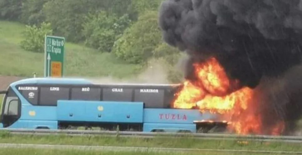 Drama na autoputu u Hrvatskoj: Zapalio se autobus iz Tuzle, crni dim kuljao na sve strane (FOTO)