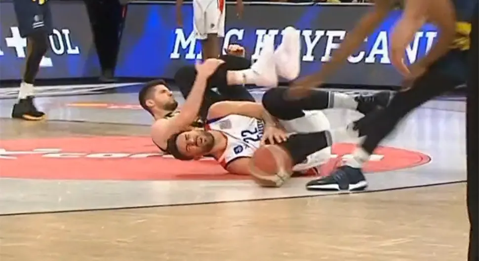 TEŠKA POVREDA SRPSKOG REPREZENTATIVCA Vasilije Micić teren napustio u kolicima (VIDEO)