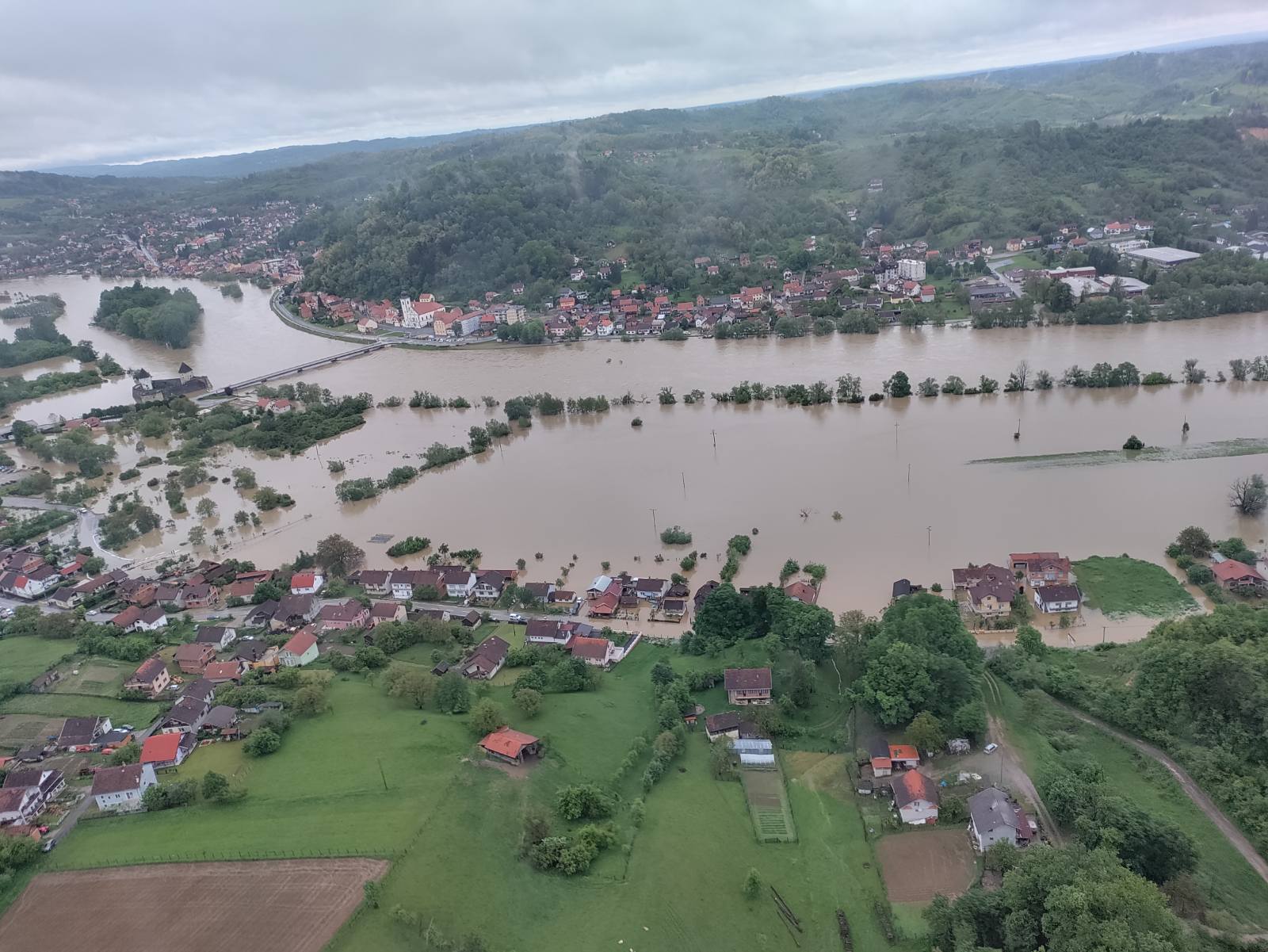 TEŠKA SITUACIJA U KOSTAJNICI Evakuisane dvije starije osobe, djeca sutra ne idu u školu