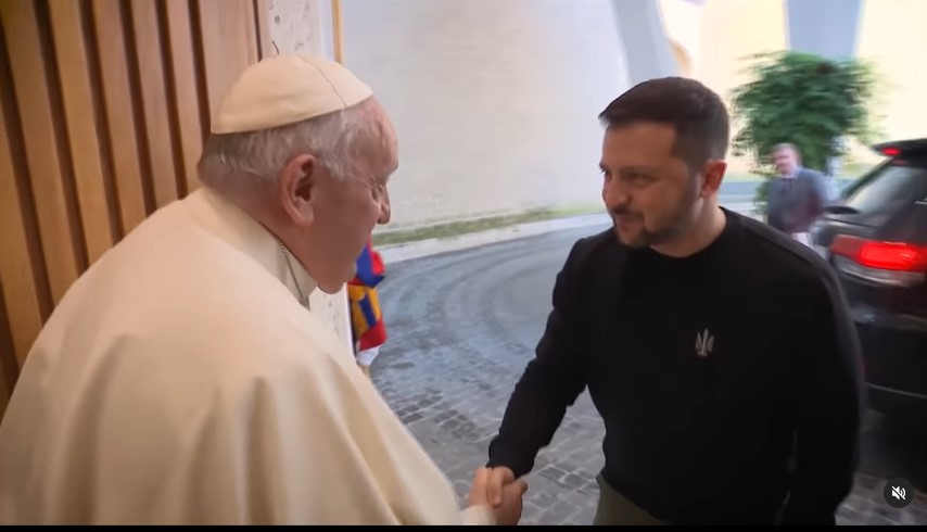 Zelenski se sastao sa papom Franjom i poklonio mu neobičan poklon (VIDEO)