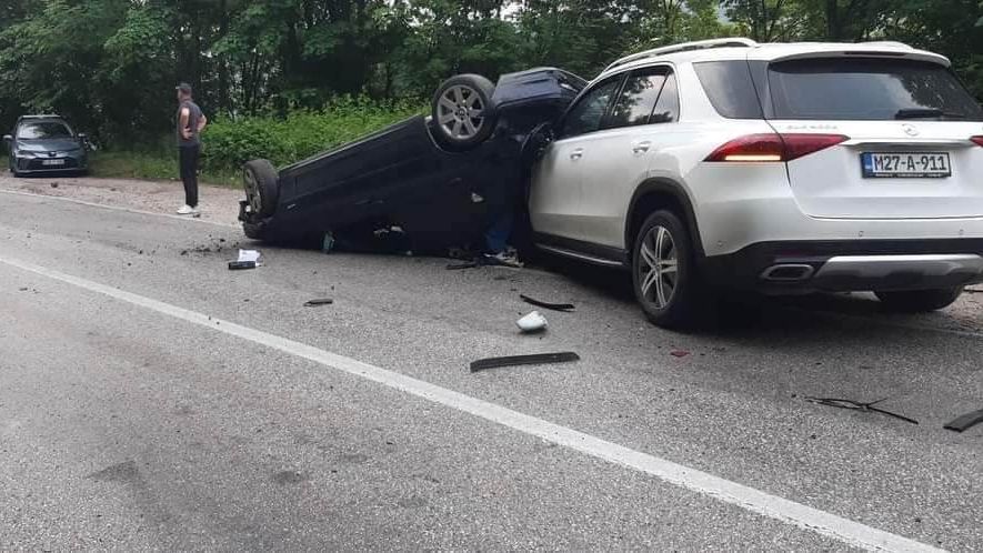 TEŠKA NESREĆA KOD KLADNJA: Učestvovalo pet vozila, jedna osoba smrtno stradala