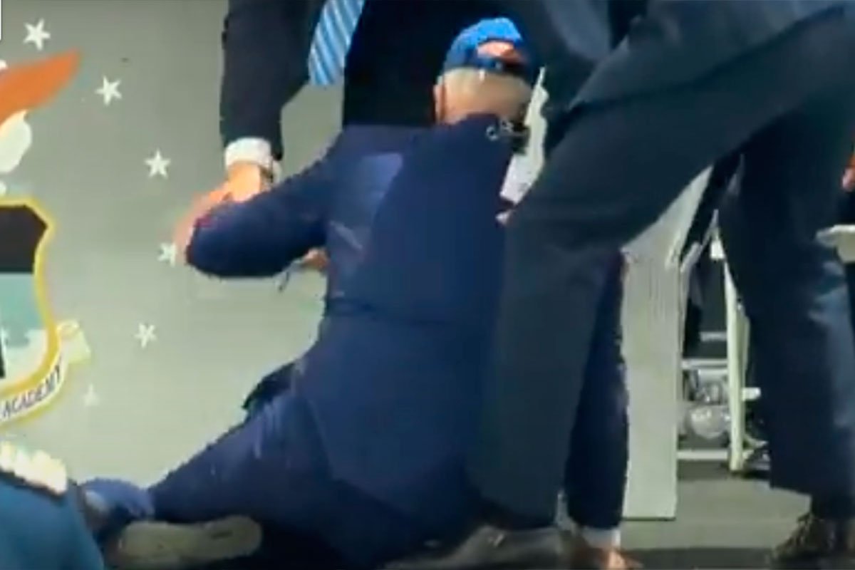 Bajden se sapleo i pao na bini (VIDEO)