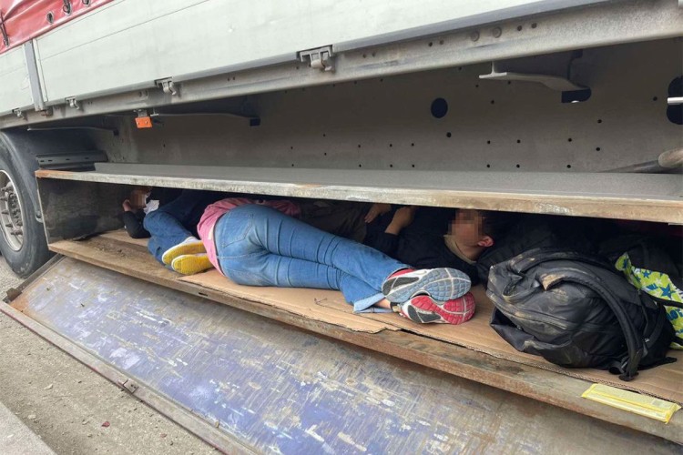 Vozač iz BiH pokušao prokrijumčariti Kineze u prikolici s kečapom (FOTO)