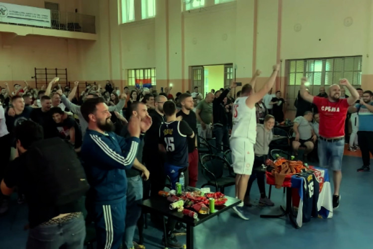 POGLEDAJTE KAKO SU SOMBORCI BODRILI JOKIĆA Najvatreniji navijači iz rodnog grada srpskog asa još slave (VIDEO)