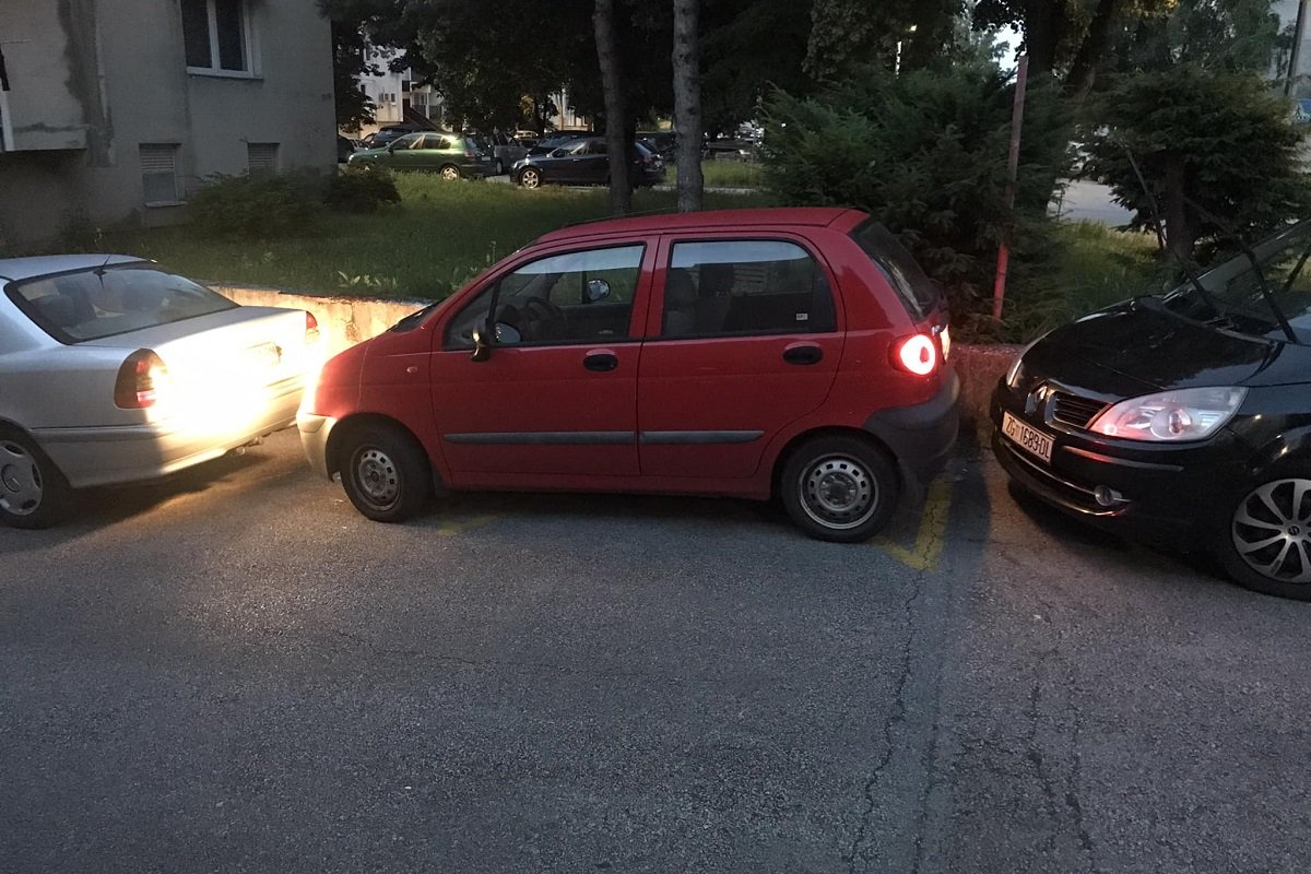 MORALA TAKSIJEM NA POSAO Ogorčena žena nudi 100 evra onome ko joj isparkira auto