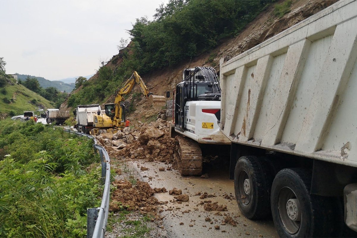 KIŠA NAPRAVILA OZBILJAN PROBLEM Klizište blokiralo put u Kaknju 