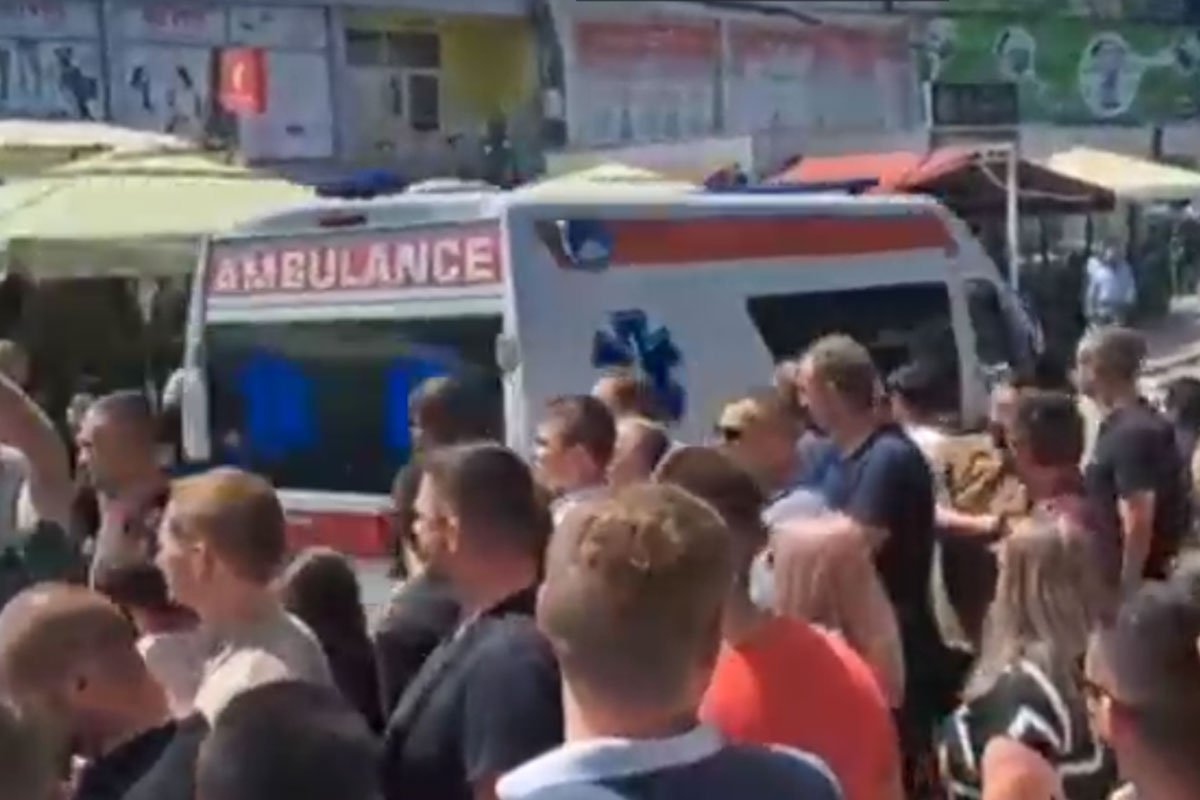 POLICIJA NIJE REAGOVALA Albanci se automobilima zaletjeli na Srbe okupljene u Gračanici