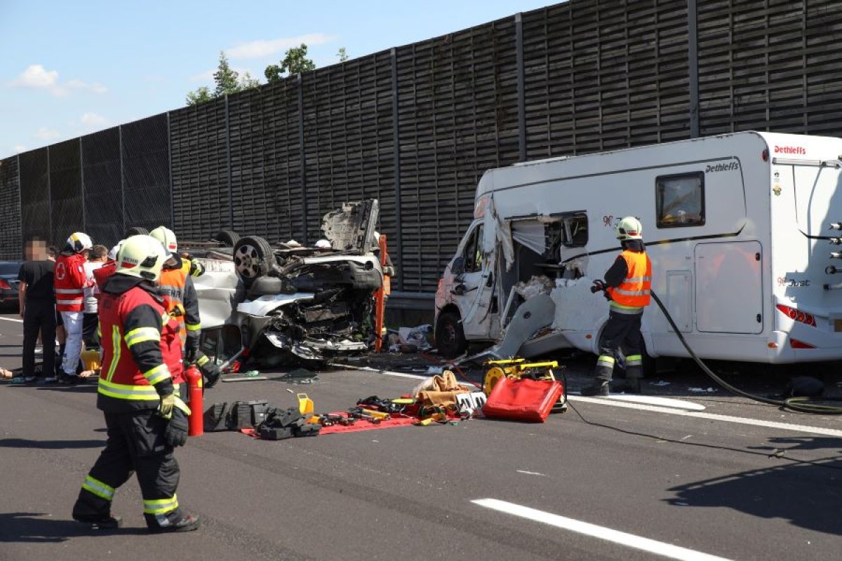 MINIBUS UDARIO U KAMPER Jedna osoba stradala, među povrijeđenima državljani BiH