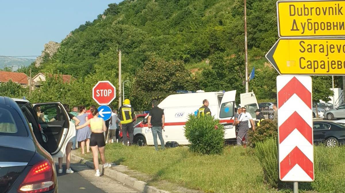 TEŠKA NESREĆA NA IZLAZU IZ MOSTARA: Više povrijeđenih, vatrogasci ih vadili iz vozila