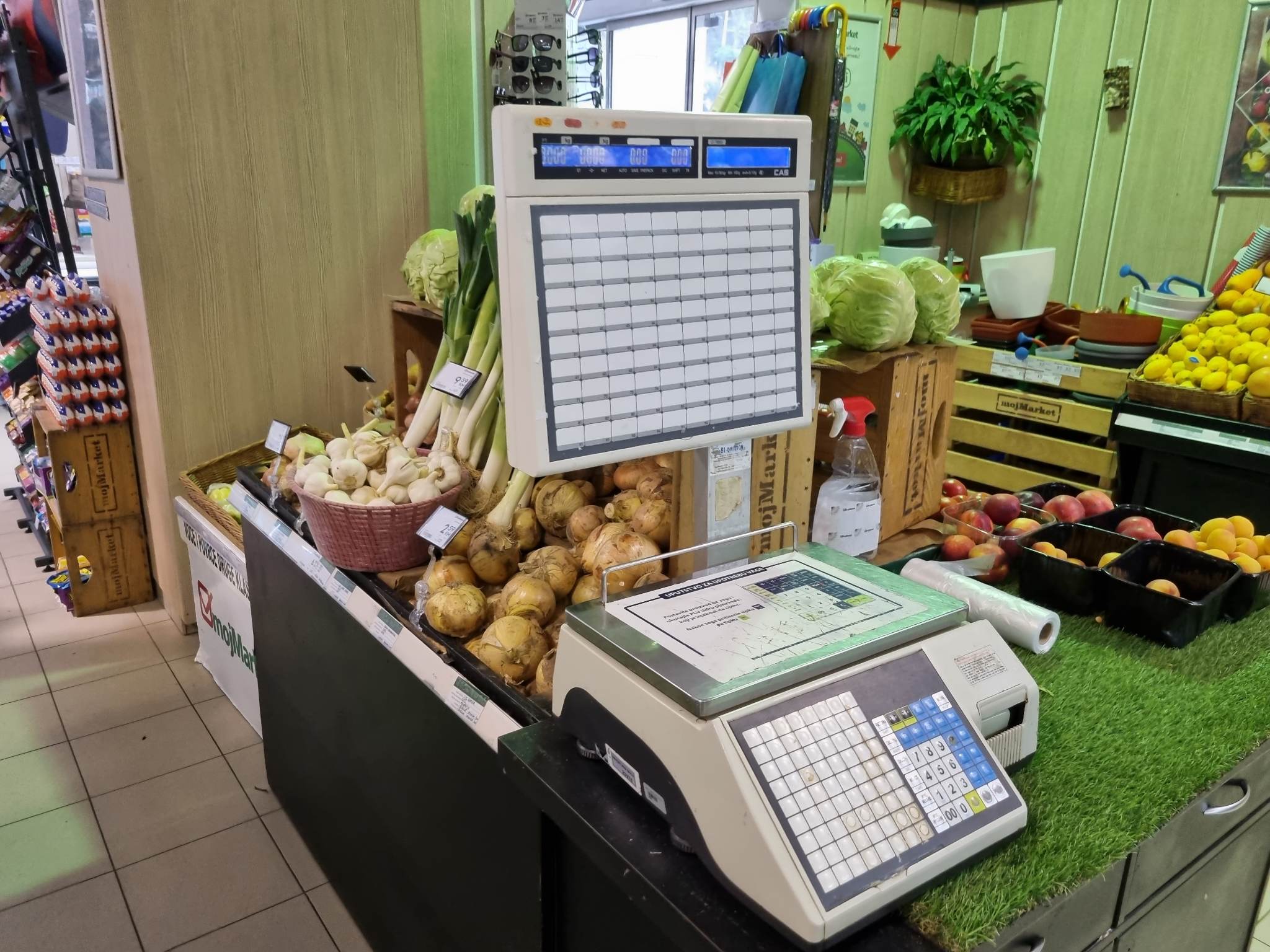 DOMIŠLJATOST ILI BEZOBRAZLUK? Lopovi u korak sa vremenom: Stavljanje hrane u džep odlazi u zaborav (FOTO)