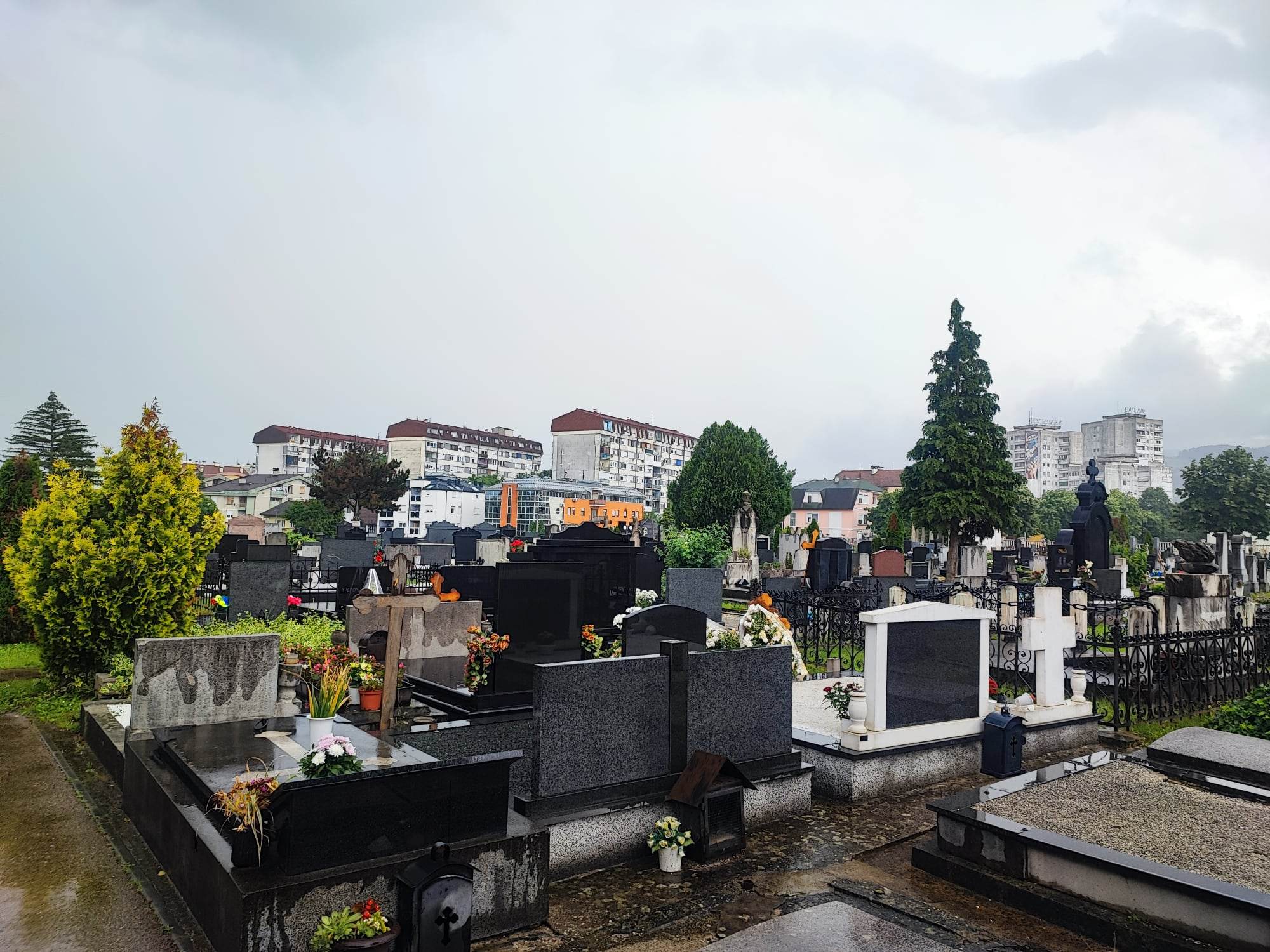BIZARNI OBIČAJI SAHRANJIVANJA Zarivanje igle ispod nokta i mobilni u sanduku, ali da ostane uključen