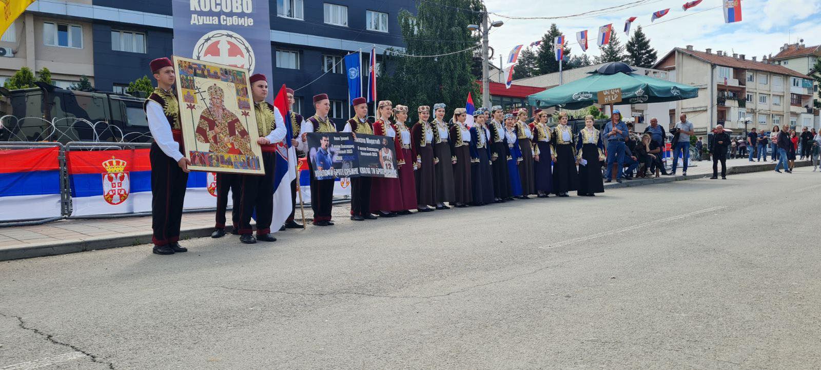 MOLITVA I PJESMA U NAJTEŽIM VREMENIMA ORE SE KOSOVOM Leposavić: KUD "Kopaonik" nastupa ispred bodljikave žice i specijalaca
