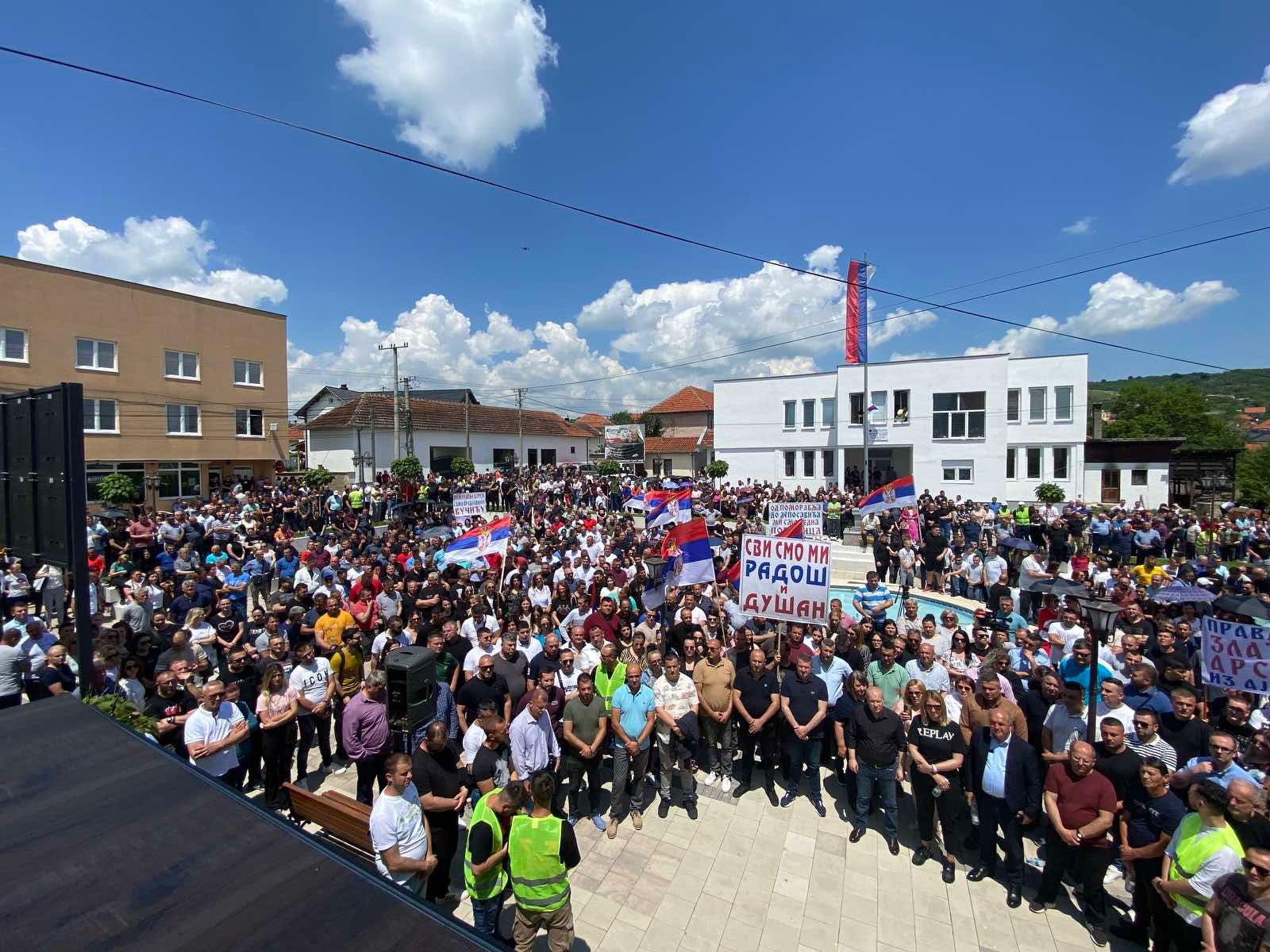 "OD POMORAVLJA DO LEPOSAVIĆA MI SMO JEDNA PORODICA" Kod Gnjilana skup u znak podrške Srbima sa sjevera Kosova (FOTO)