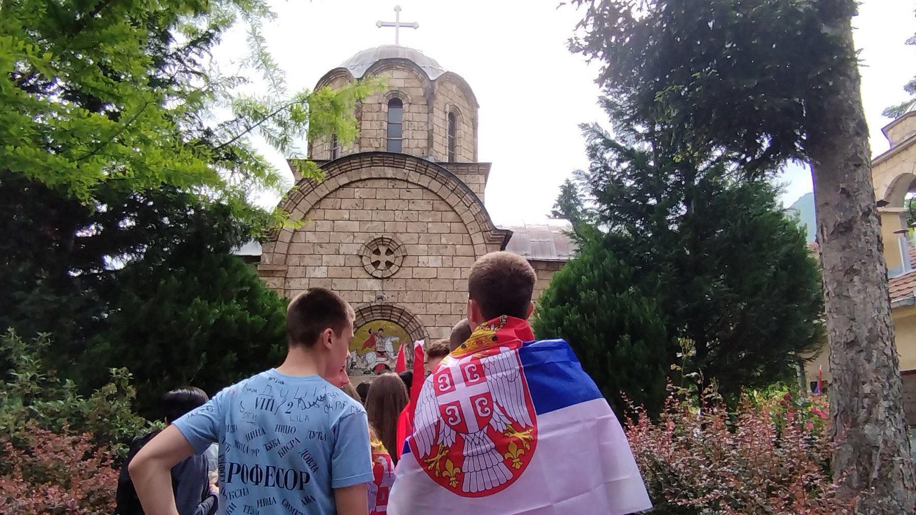 Mirna noć na KiM, građani se i dalje okupljaju ispred opština na sjeveru