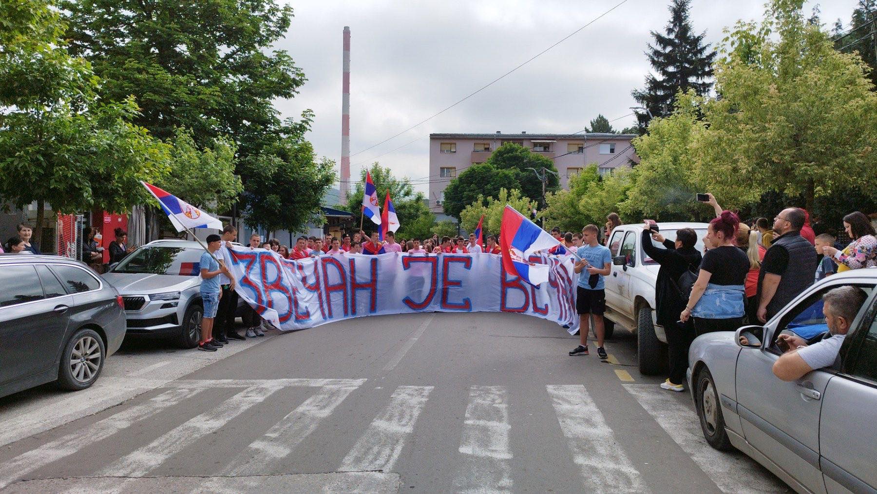 ZVEČAN JE VJEČAN! Maturanti posljednji dan škole obilježili ispred bodljikave žice (FOTO/VIDEO)