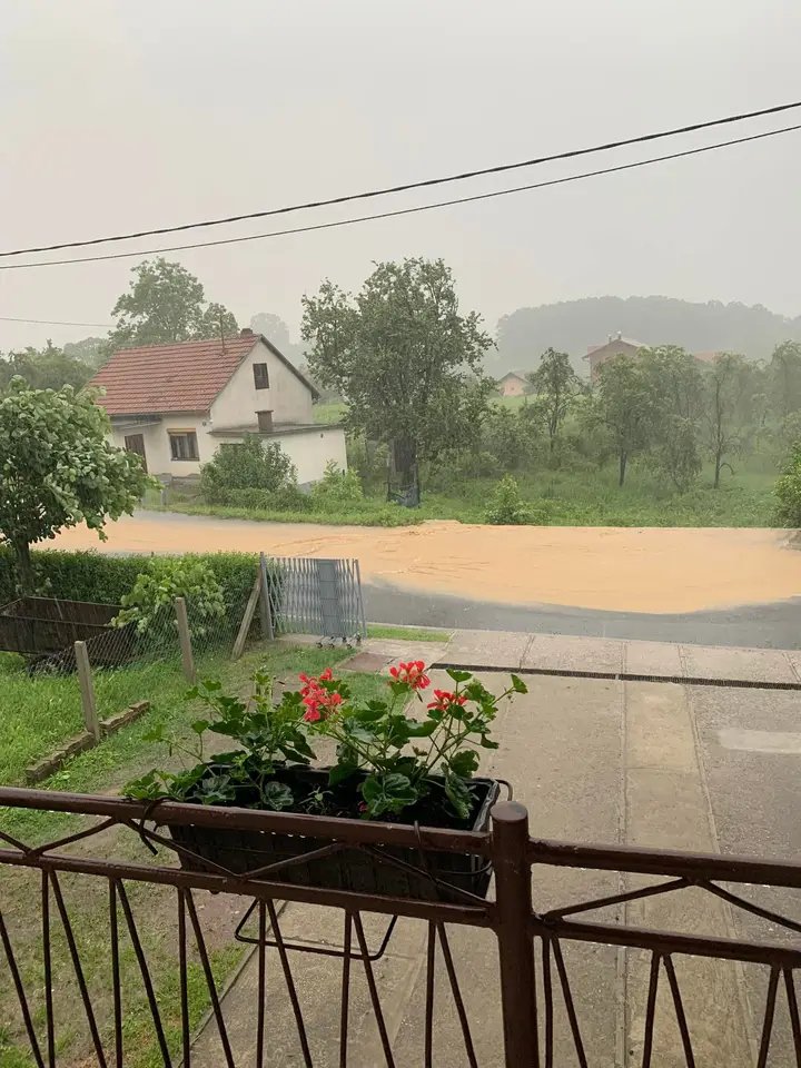 POTOP U TEK REKONSTRUISANOJ TUZLANSKOJ ULICI: Snažno nevrijeme pogodilo Banjaluku, dijelovi grada pod vodom (FOTO/VIDEO)