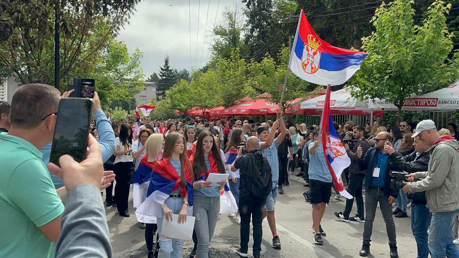 ISTAKLI VAŽNU PORUKU Održan protest Srba u sjevernom dijelu Kosovske Mitrovice