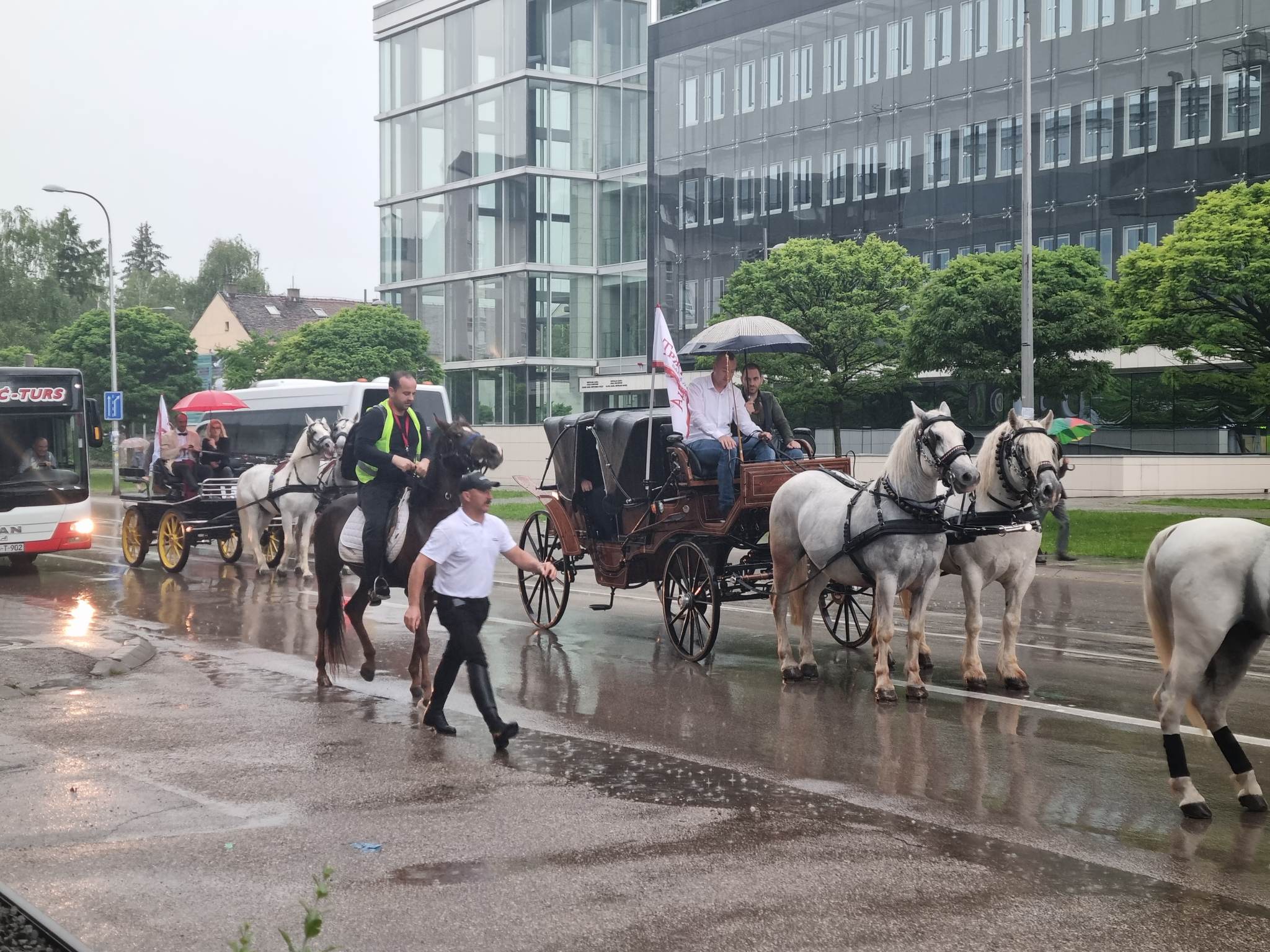 BANJALUKA PROSLAVLJA DUHOVE Defile kočija i konjanika oduševio građane! Stanivuković predvodio povorku (FOTO/VIDEO)
