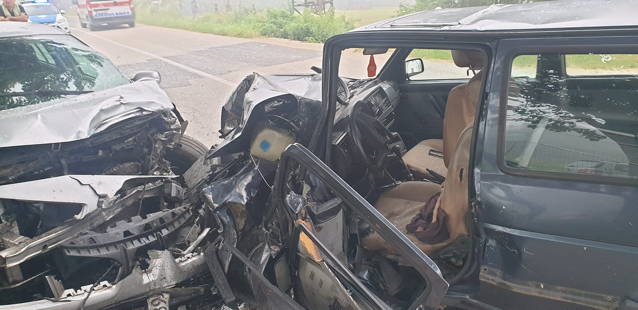 TEŠKA NESREĆA KOD BRATUNCA Vatrogasci izvlačili povrijeđenu osobu iz slupanog automobila (FOTO)