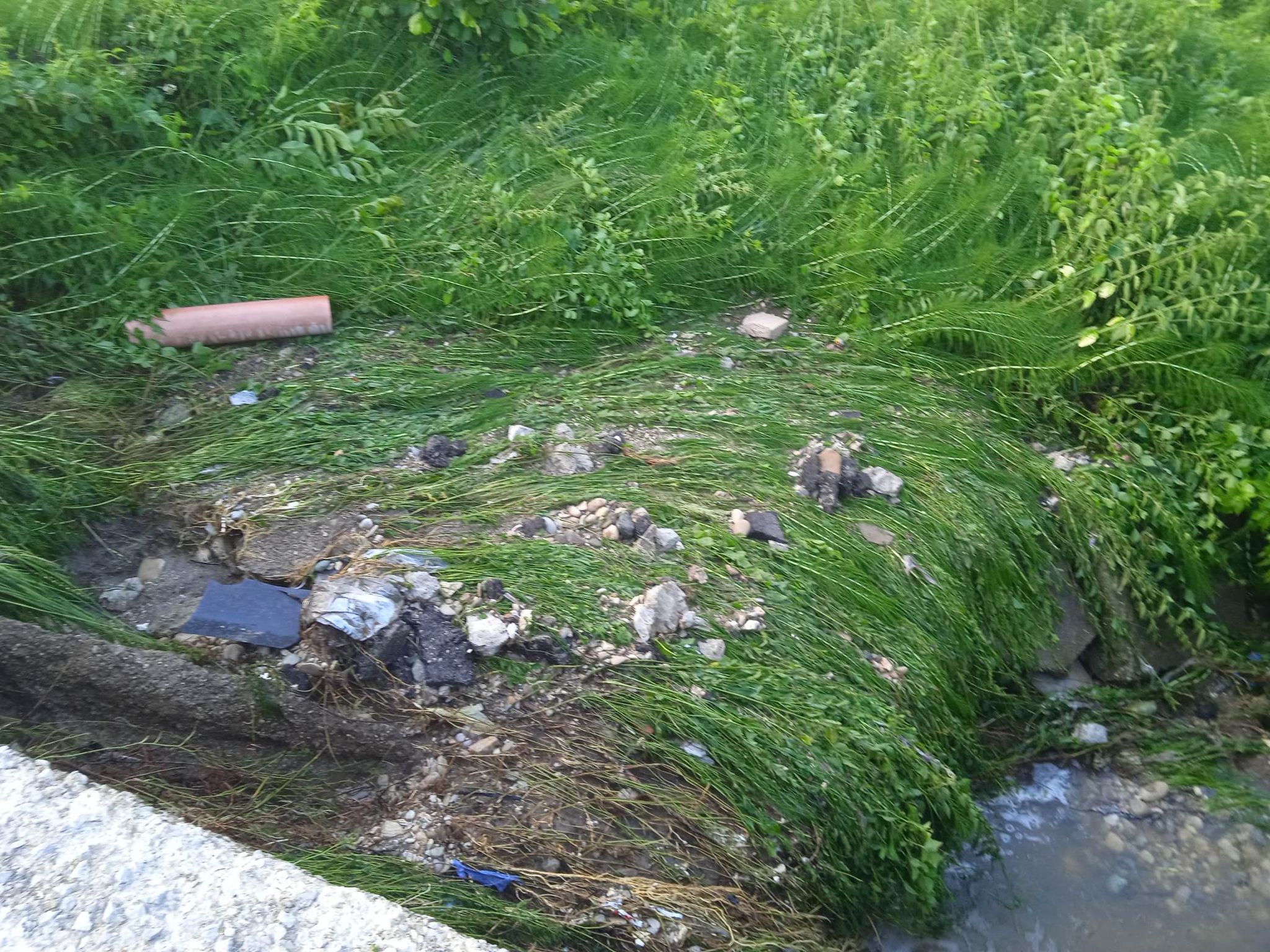 OVAKO IZGLEDA STARČEVICA POSLIJE JAKOG NEVREMENA Bujične vode opustošile Tuzlansku ulicu, odroni i mokri kolovzi otežavaju vožnju (FOTO)