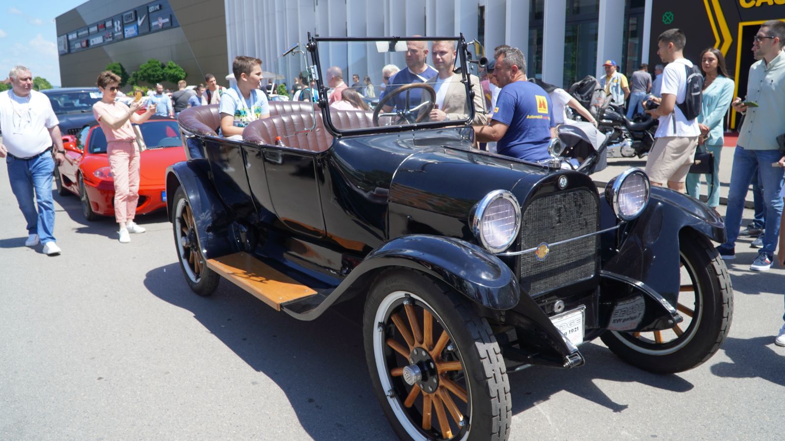 RAJ ZA LJUBITELJE AUTOMOBILA Na izložbi oldtajmera u Banjaluci 90 različitih modela (FOTO)