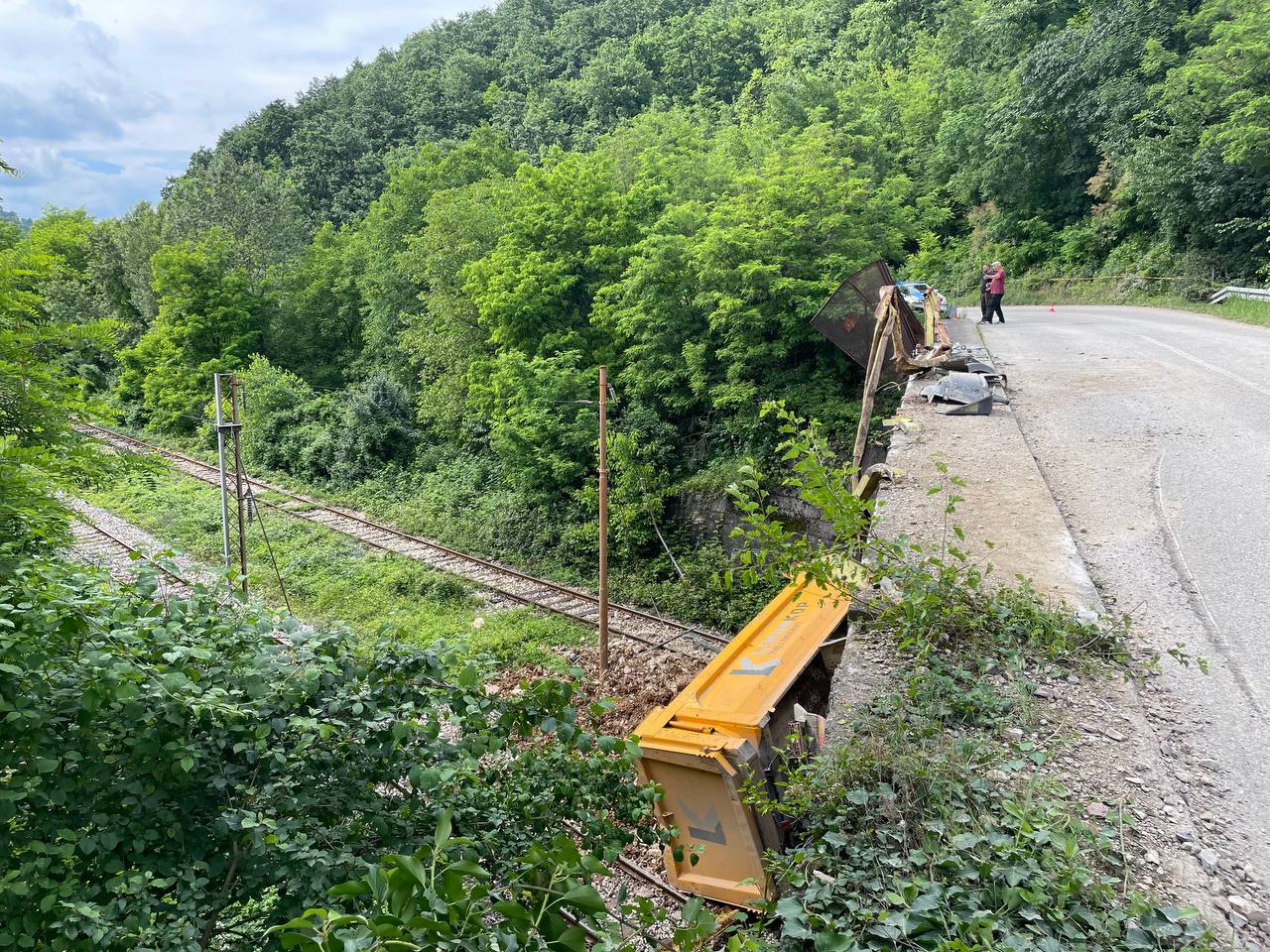 HOROR KOD DOBOJA Kamion sa nadvožnjaka pao na prugu, vozač teško povrijeđen (FOTO)
