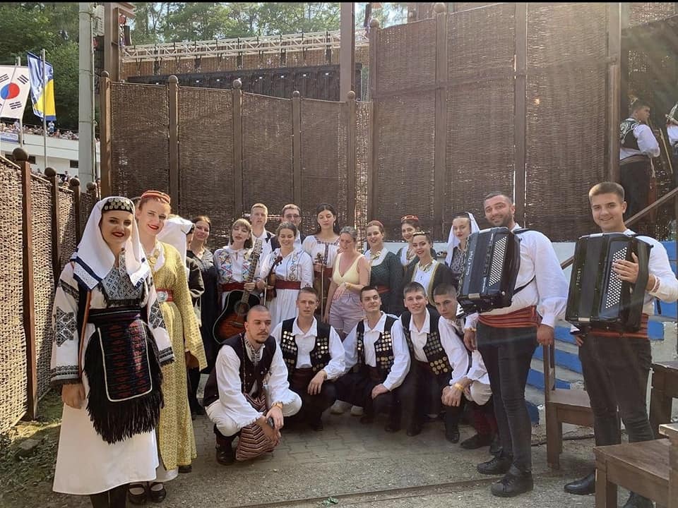NEPALCI I KOREANCI IGRALI KOZARAČKO KOLO KUD "Piskavica" u Slovačkoj predstavio raskoš naših običaja (VIDEO)