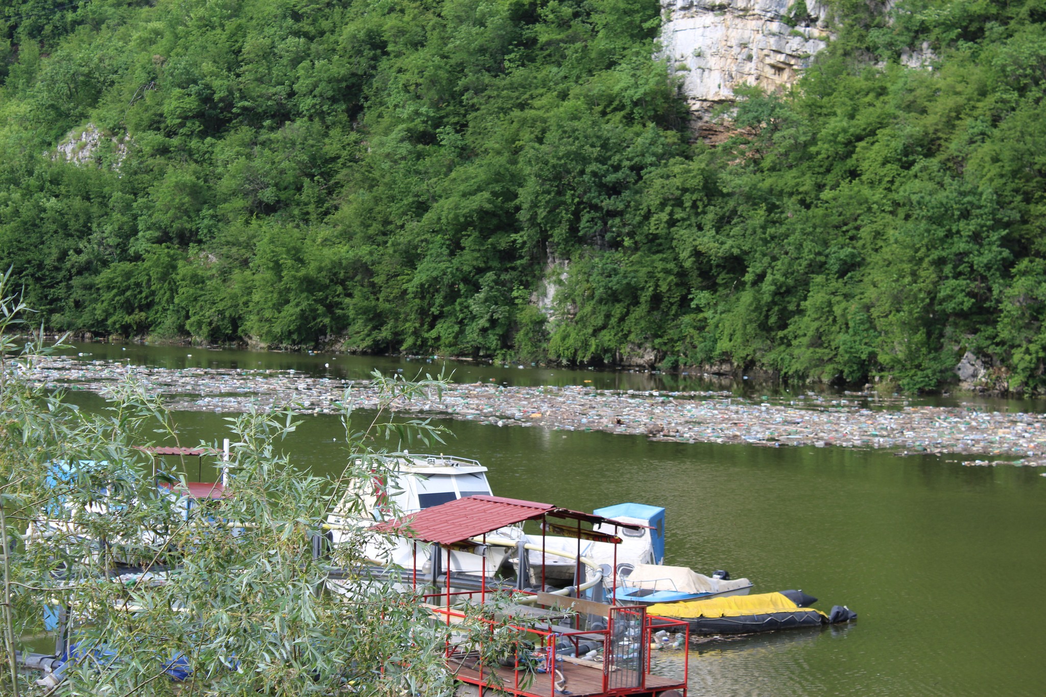 ČIME JE VRBAS OVO ZASLUŽIO? Fotografije zelenog ljepotana pokazale svu našu sramotu! Otpad uništava jednu od najljepših rijeka (FOTO)