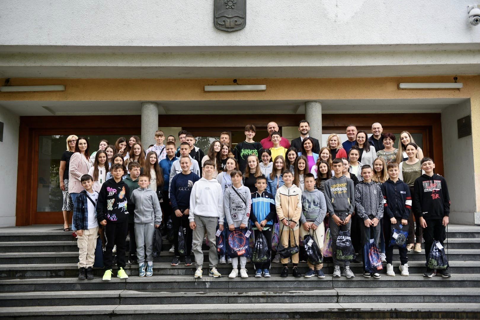 Prijedor ugostio djecu sa Kosova i Metohije, među njima i dječak ranjen na Badnji dan (FOTO)