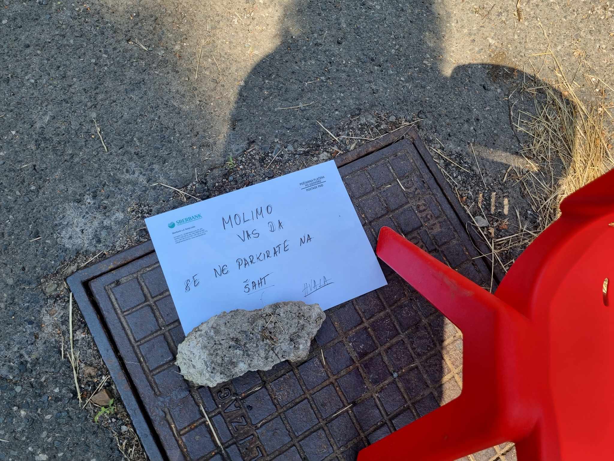 BAHATOST VOZAČA U BANJALUCI NE PRESTAJE Dječija stolica i poruka na šahtu kao znak zabrane parkiranja (FOTO)