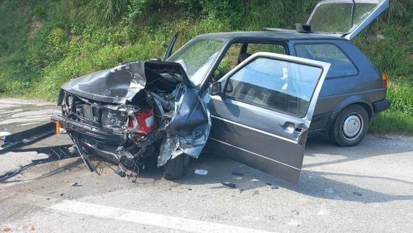 TEŠKA SAOBRAĆAJKA Kod Kiseljaka u sudaru uništen golf, ima povrijeđenih (FOTO)