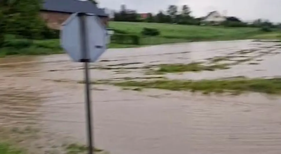 VATROGASCI I SPASIOCI NA TERENU U Srbiji vanredno stanje u 35 opština (FOTO)