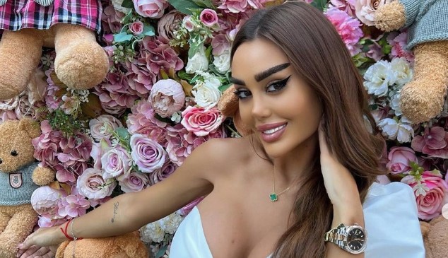 Ana Korać na jahti sa porodicom, mnogi ne vjeruju šta je starleta obukla (FOTO)