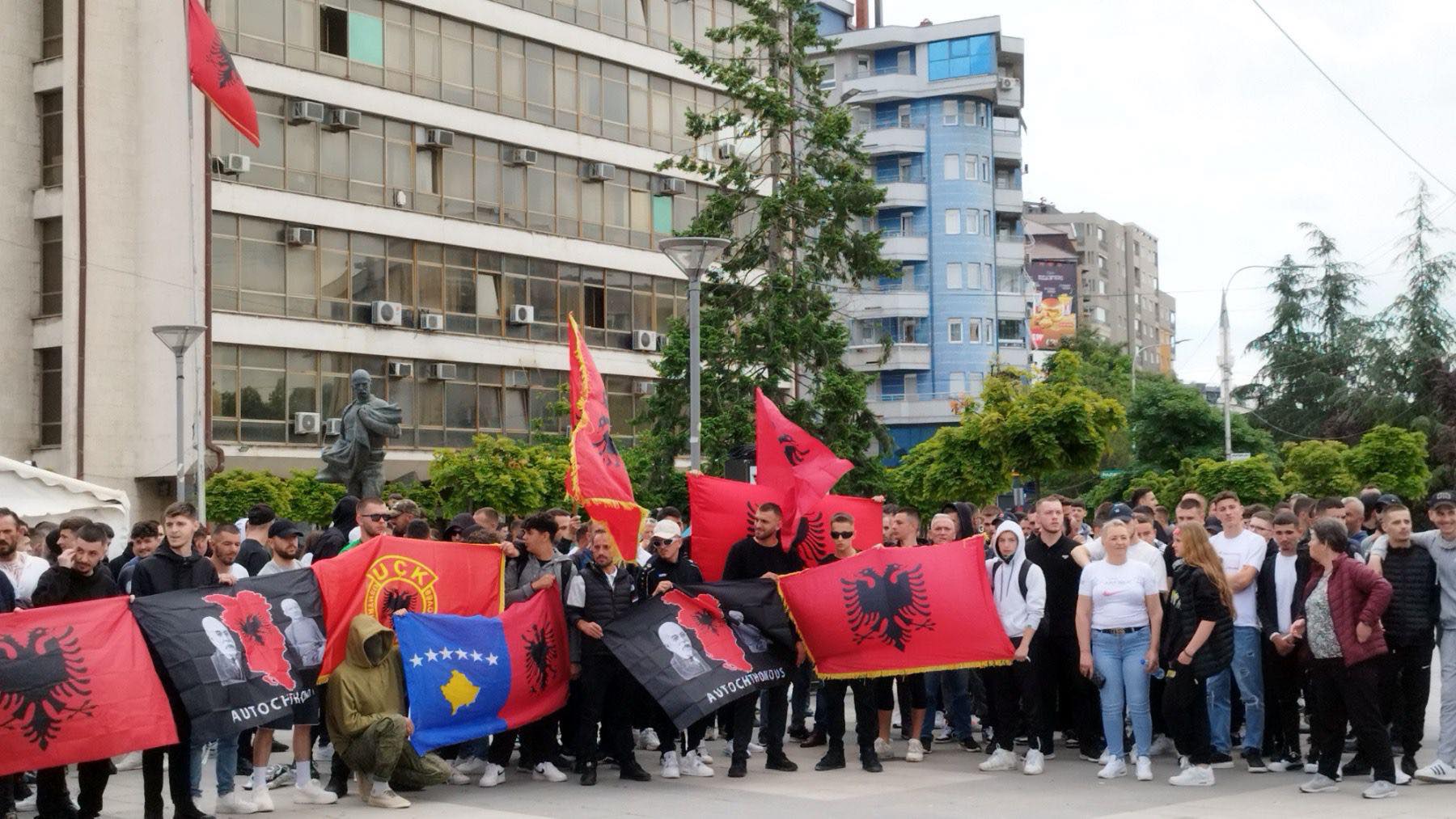 PROTEST ALBANACA U JUŽNOJ MITROVICI Zastave i skandiranje "UČK", policija ne dozvoljava da idu ka mostu