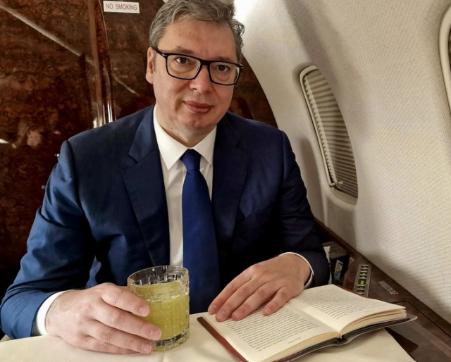 Vučić na putu za Moldaviju: Čitam Arčibalda Rajsa, uvek pijem limunadu sa nanom