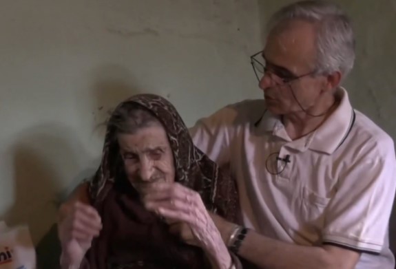 BAKA ĐURĐA (114) JE NAJSTARIJA ŽENA NA BALKANU Ima 11 djece i 120 potomaka: "Ne mogu da živim, ne mogu da umrem"
