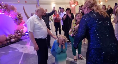 OVO MOŽE SAMO ĆANA! Slavljenica završila u suzama: Pojavila se na rođendanu kao iznenađenje (VIDEO)
