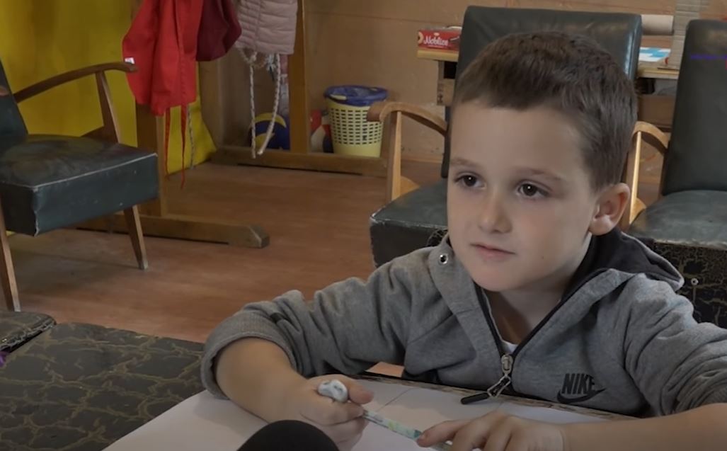 ODMORE PROVODI IGRAJUĆI SE SA UČITELJICOM Mali Aleksa je jedini đak u školi: "Nema svoje drugare, nema sa kim da podijeli svoju radost i tugu..." (FOTO)