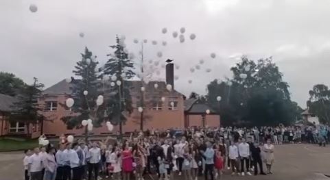 PREDIVAN GEST MATURANATA IZ VALJEVA! Učenici osnovne škole odali su počast stradaloj djeci na Vračaru (VIDEO)