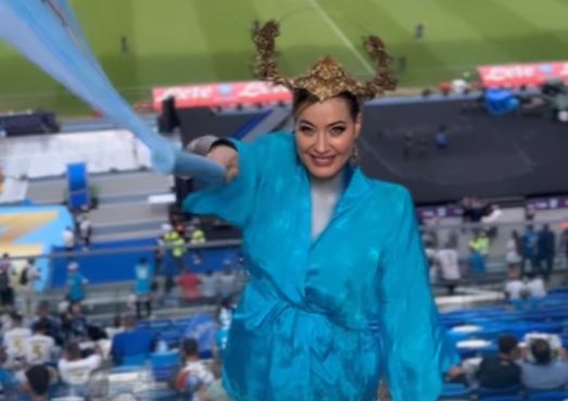 ISPUNILA OBEĆANJE Najprovokativnija navijačica Napolija šetala gola oko stadiona (VIDEO)