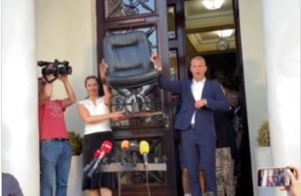 "KAD BUDE SLUŠAO, VRATIĆE SE" Stanivuković Ninkoviću oduzeo službeno auto, ključeve od kancelarije, platu i sekretaricu (VIDEO)