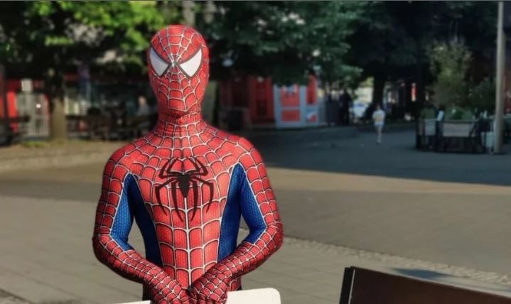 HUMANI SPAJDERMEN U PARAĆINU Fotografisanje za Nininog oca: Gest koji je "rastopio" mnoga srca (FOTO)