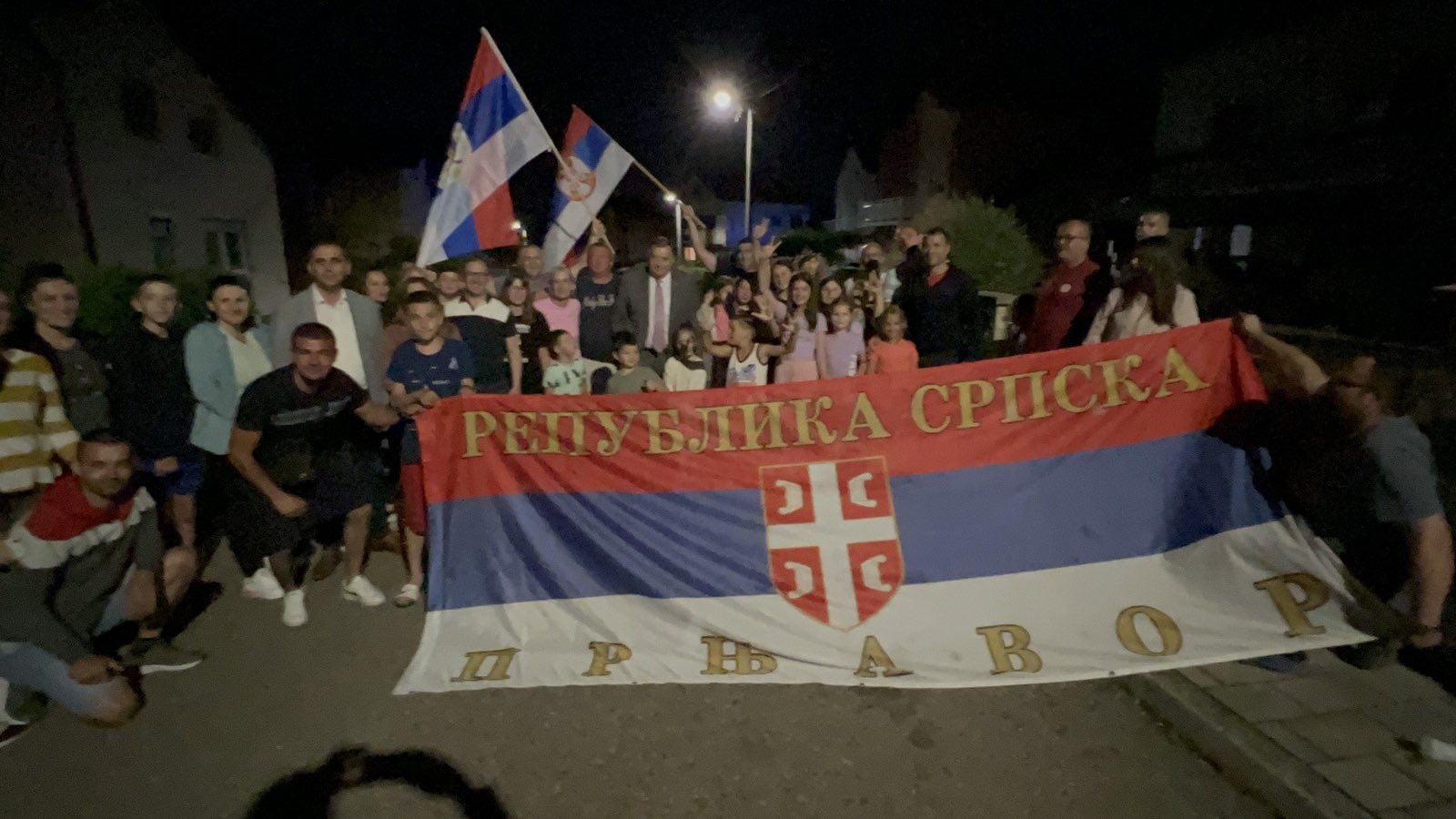 "SRPSKA JE UVIJEK UZ NAŠ NAROD NA KOSMETU" Dodik u Prnjavoru posjetio porodice koje su ugostile djecu sa KiM (FOTO)