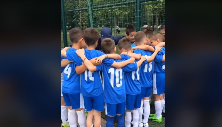 PRELIJEPO! MOLITVA PRIJE UTAKMICE Iznenadiće vas trenerov odgovor na pitanje dječaka zašto ovo rade (VIDEO)