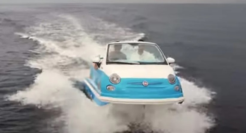 ITALIJANI ODUŠEVILI SVIJET Poznati Fićo juri i po vodi (VIDEO)