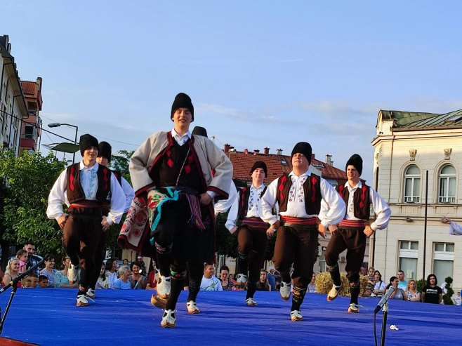 FESTIVAL FOLKLORA U BRATUNCU "Na drinske obale dvije, jedno se kolo vije"