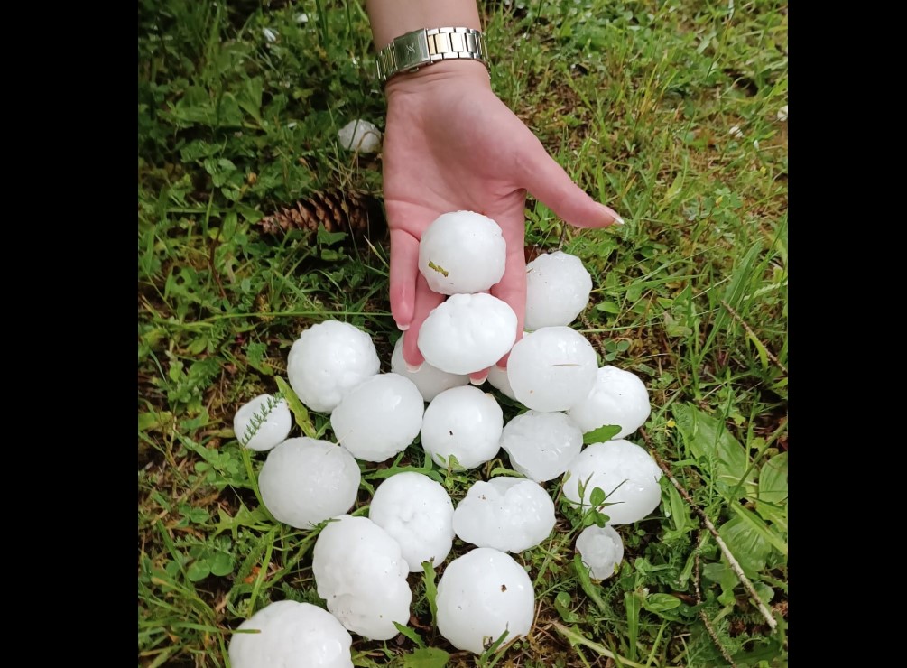 NEVRIJEME STIGLO U BIH: U Dobretićima padao grad veličine jajeta (FOTO)