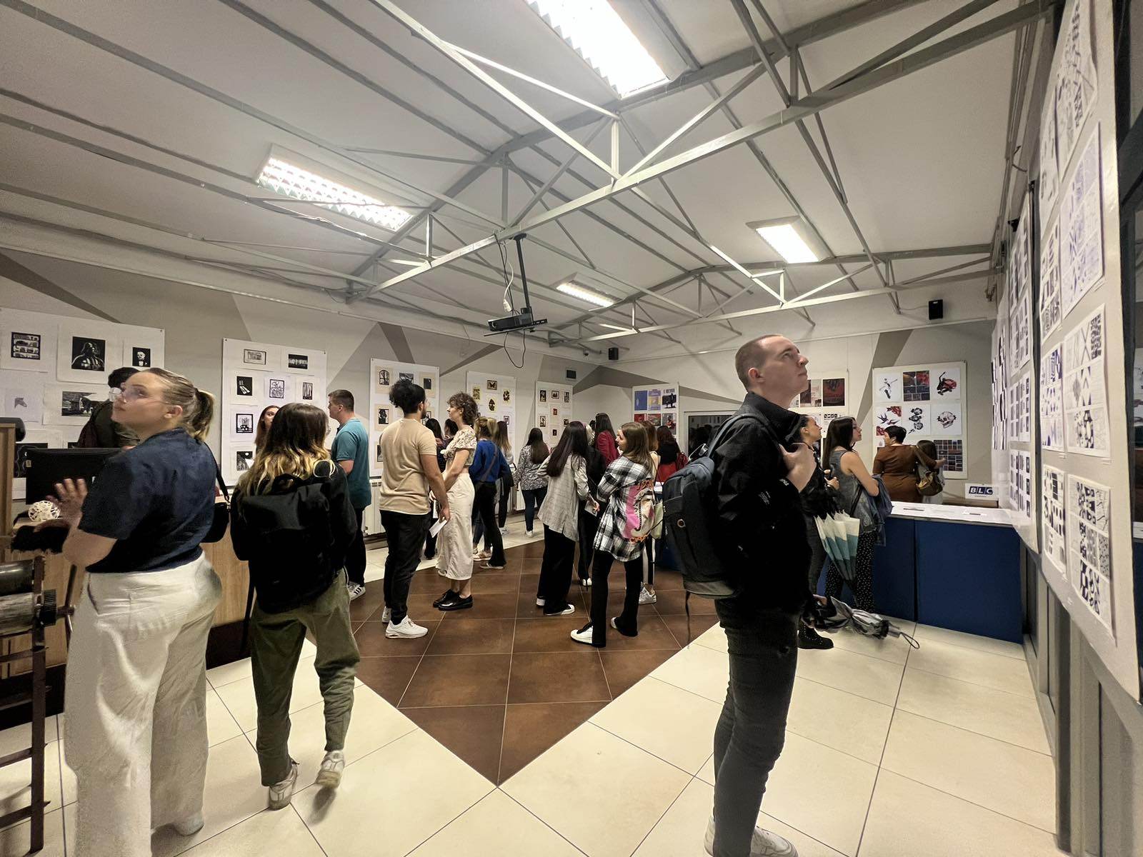 HUMANITARNA IZLOŽBA RADOVA STUDENATA Prikupljaju novac za Down Syndrom centar Banjaluka